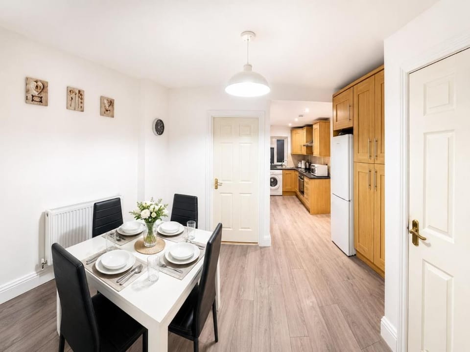Modern 4BR House I Free Parking I Near City Hospital House in Nottingham