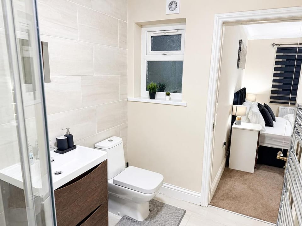 Modern 4BR House I Free Parking I Near City Hospital House in Nottingham