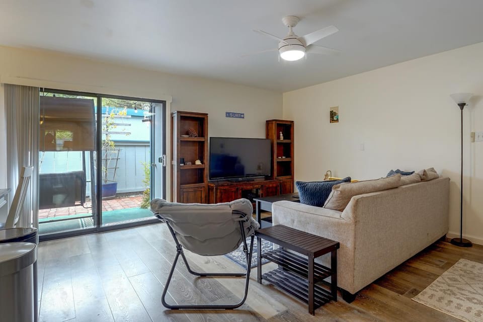 Walk to Capitola Village: Condo w/ 2 Surfboards House in Capitola