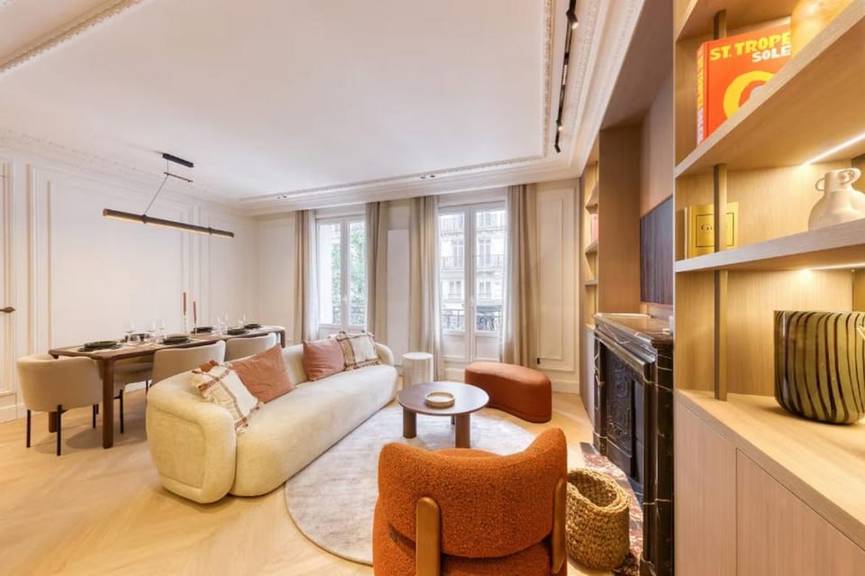 TV and multimedia, Kitchen or kitchenette, Living room, Seating area, air conditioner