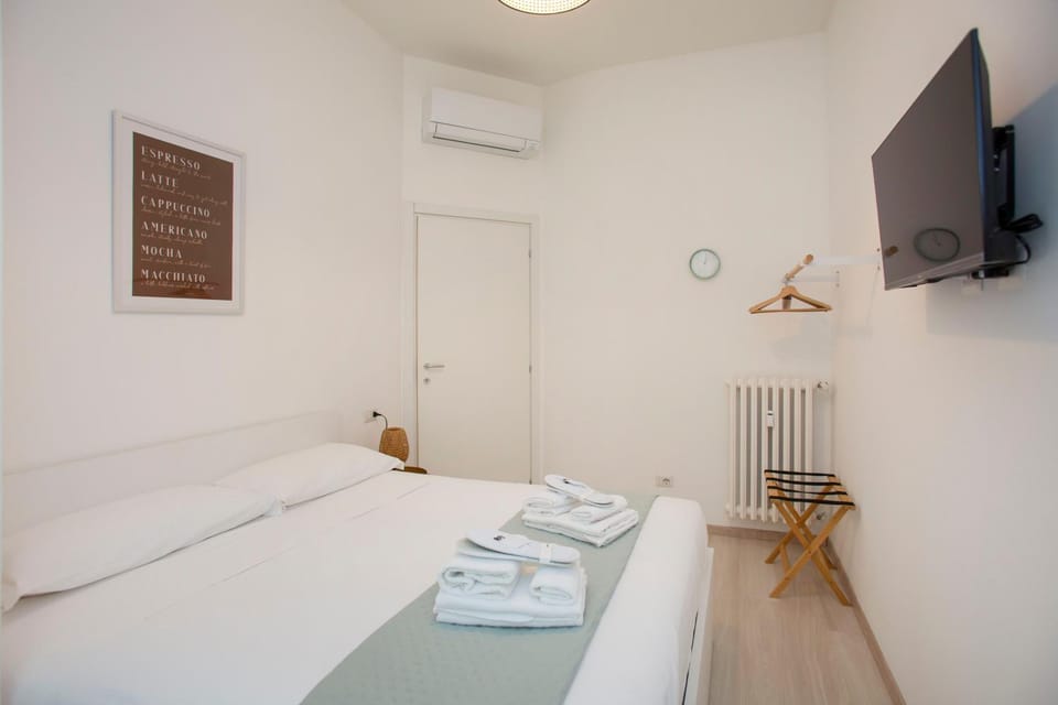 Bed, TV and multimedia, Photo of the whole room, Bedroom, towels, air conditioner