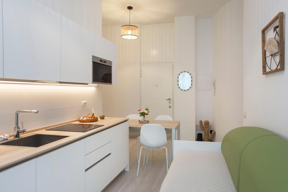 Kitchen or kitchenette, Living room, Seating area, Dining area, stove