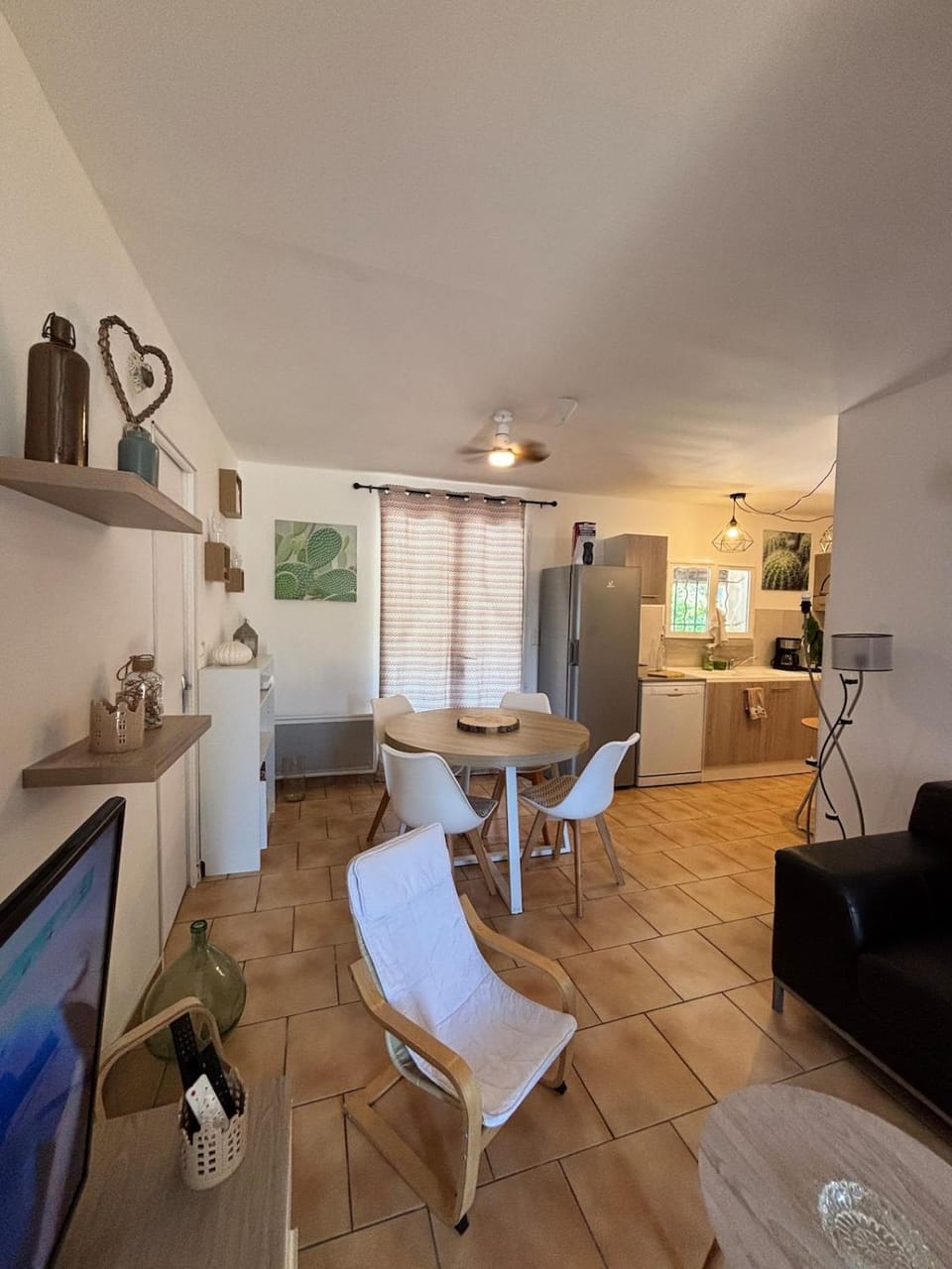 TV and multimedia, Seating area, Dining area