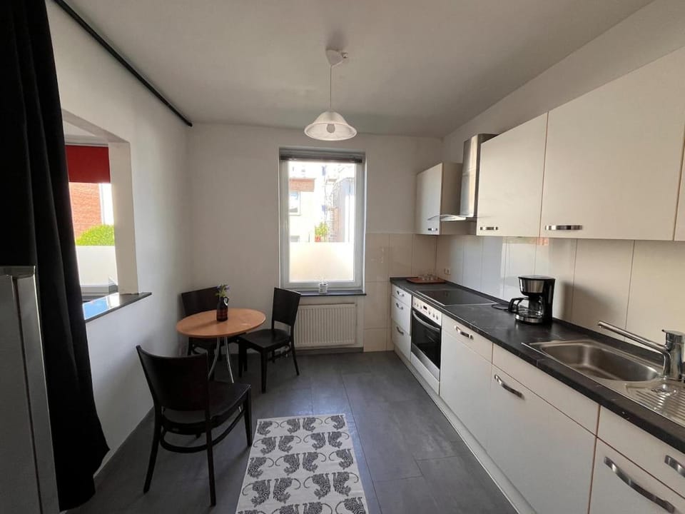 Coffee/tea facilities, Kitchen or kitchenette, Dining area, dishwasher