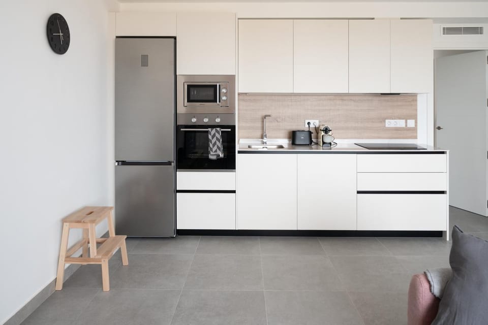 Kitchen or kitchenette, dishwasher, oven, toaster