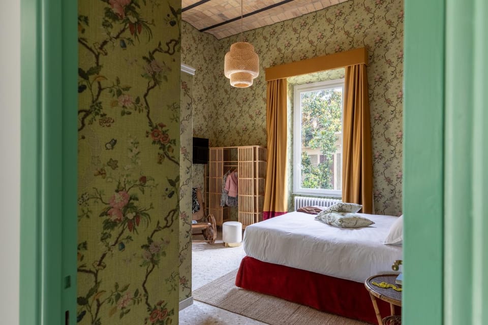 Bed, TV and multimedia, Photo of the whole room, Bedroom, towels