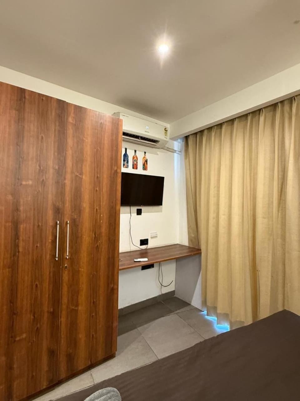 Bed, TV and multimedia, Bedroom, wardrobe
