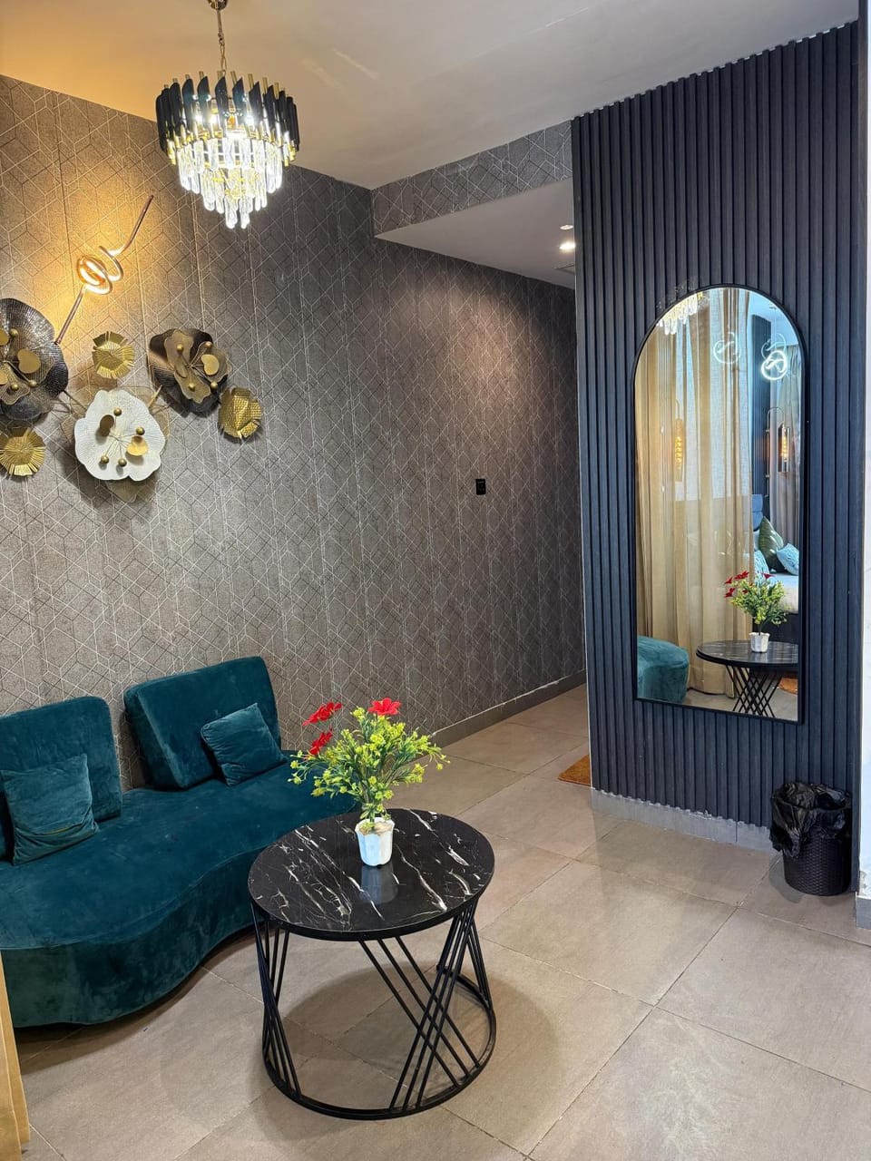 Supernova skyvilla 7pm - 10am Night stay only Apartment in Noida