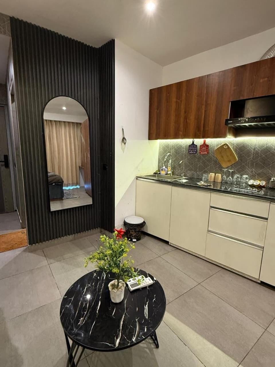 Supernova skyvilla 7pm - 10am Night stay only Apartment in Noida