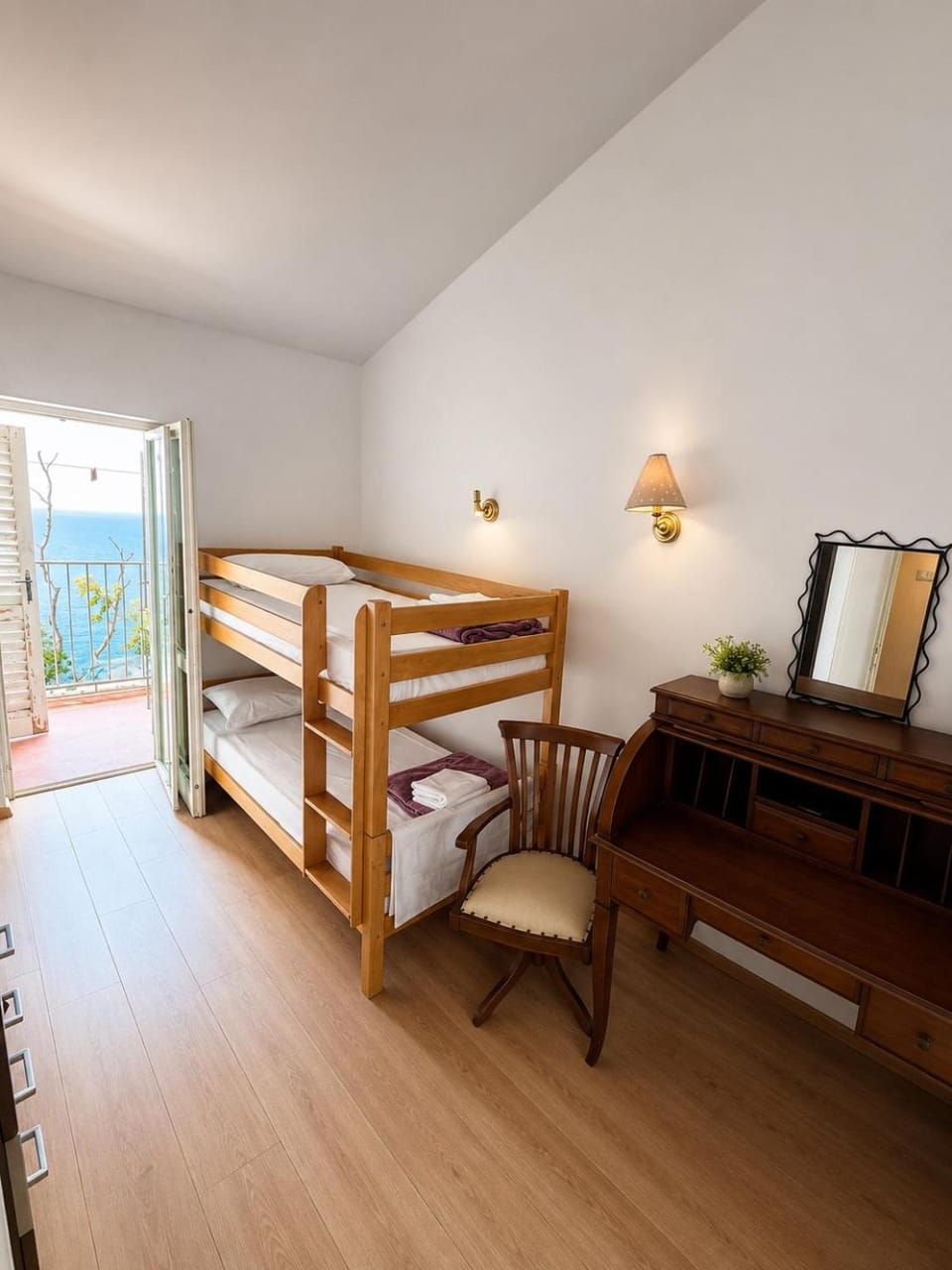 Photo of the whole room, Bedroom