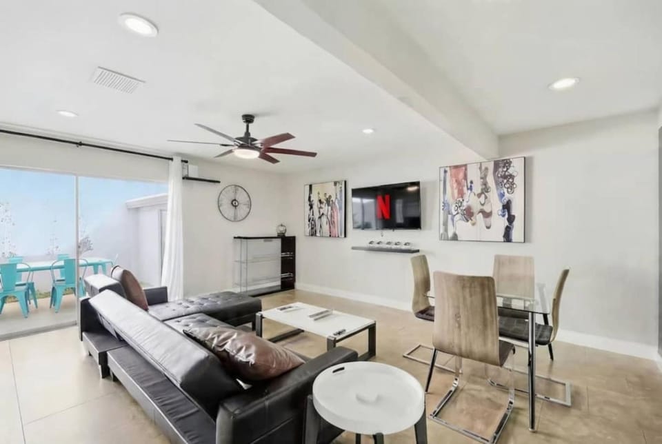 Scottsdale Townhome Near Old Town Shared Pool Hot Tub Private Grill Sleeps 10 House in Scottsdale