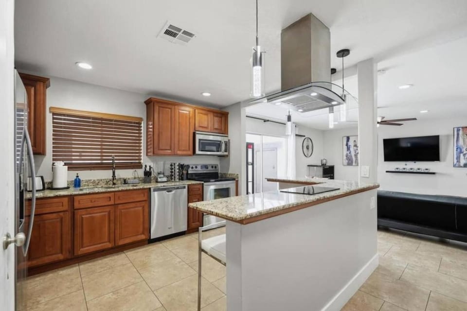 Scottsdale Townhome Near Old Town Shared Pool Hot Tub Private Grill Sleeps 10 House in Scottsdale