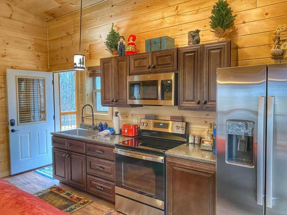Quiet~Peaceful~fast WIFI~Dollywood, F/P hottub#11 House in Douglas Lake