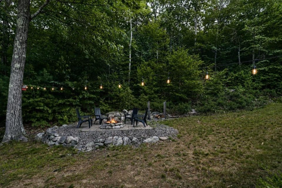 Sunset Lake Escape, Hot Tub & Trails, Game Room House in Gilmanton