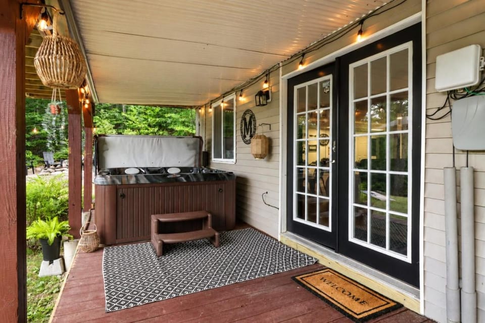 Sunset Lake Escape, Hot Tub & Trails, Game Room House in Gilmanton
