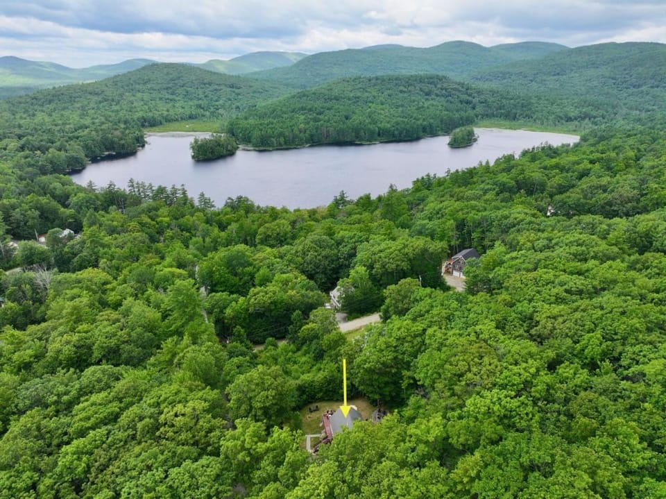 Sunset Lake Escape, Hot Tub & Trails, Game Room House in Gilmanton