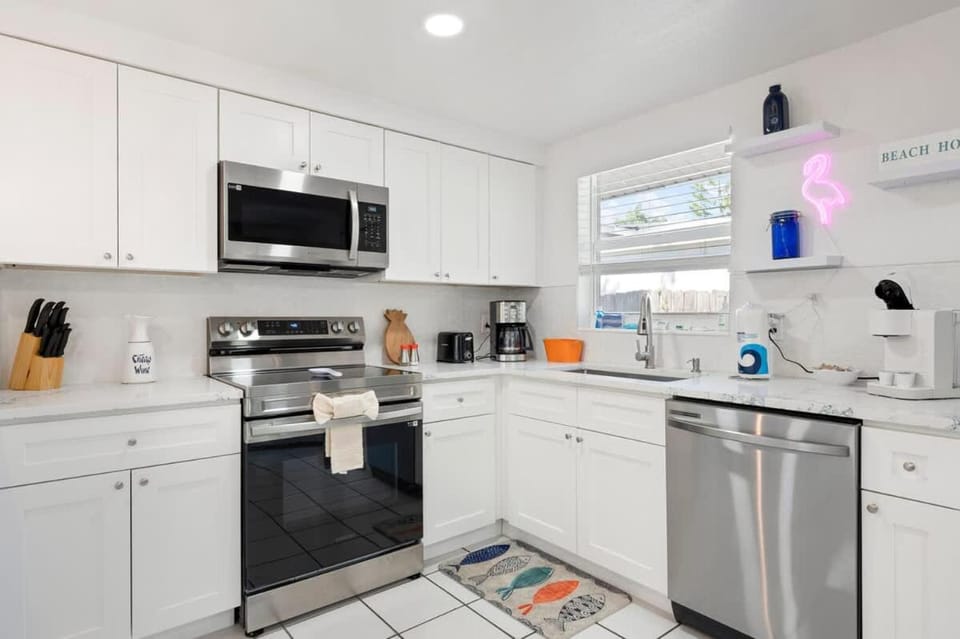 Cozy 2BR - Walk to Downtown - Patio & Beach Chairs House in Sarasota