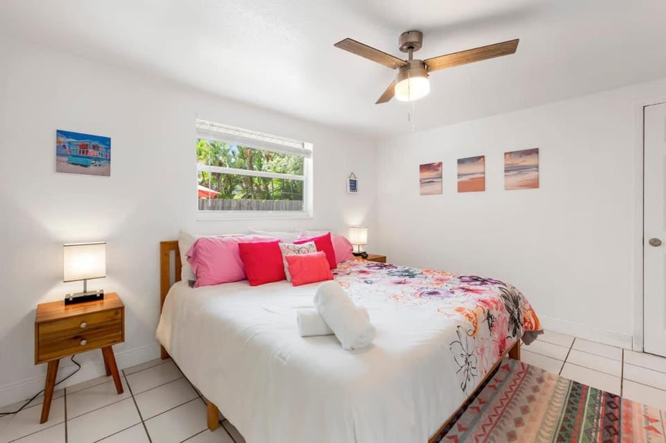 Cozy 2BR - Walk to Downtown - Patio & Beach Chairs House in Sarasota