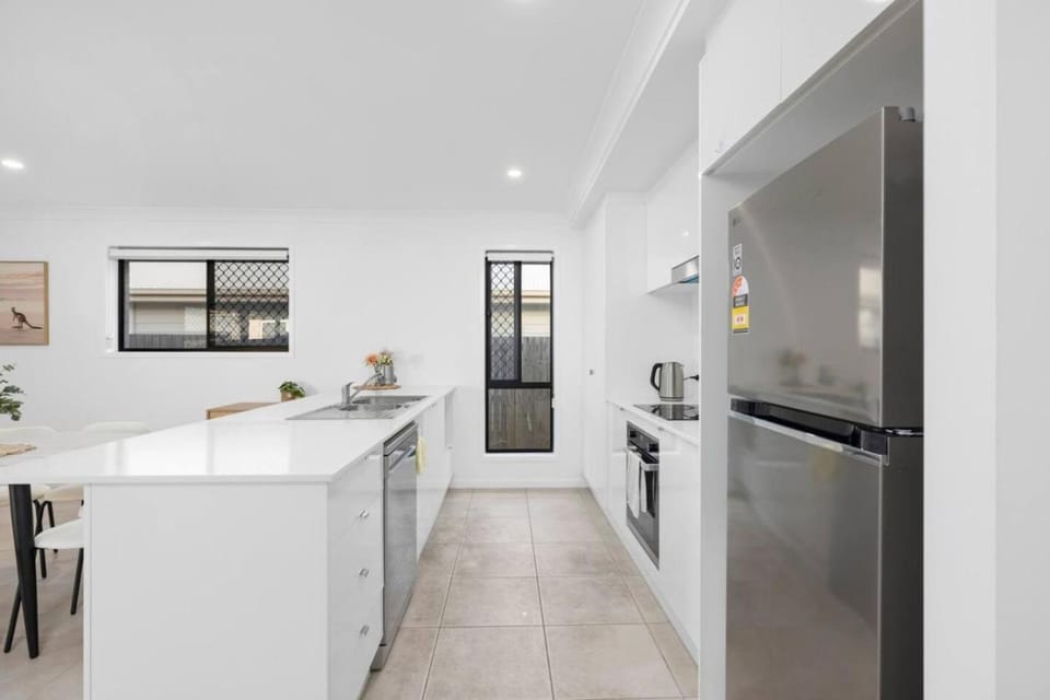 4B Family Oasis in Logan Reserve, Quite Large Space House in Brisbane