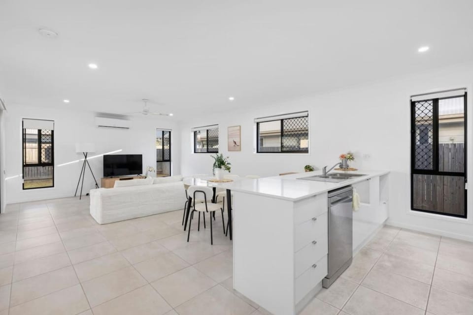 4B Family Oasis in Logan Reserve, Quite Large Space House in Brisbane