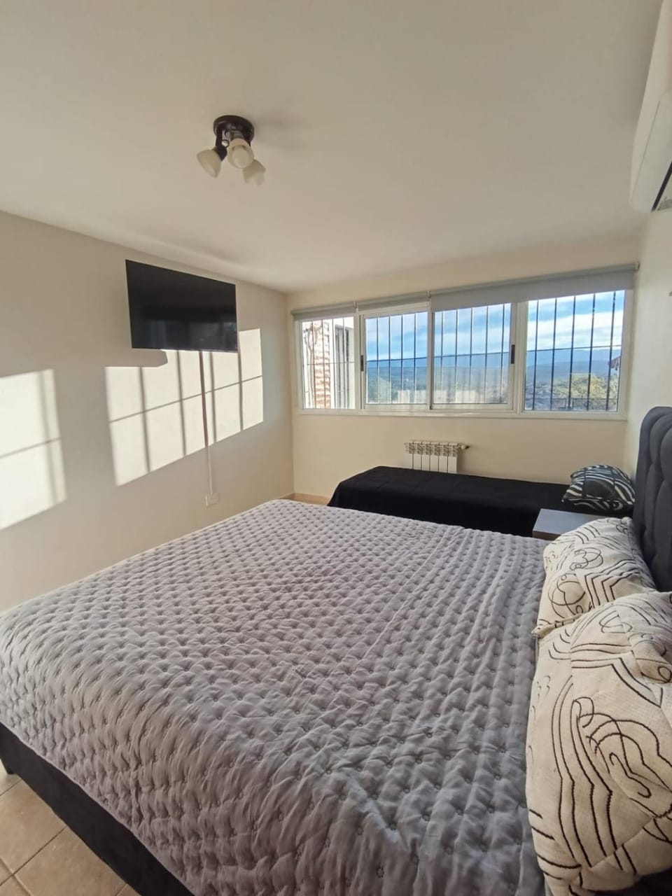 Bed, TV and multimedia, Photo of the whole room, Bedroom, heating, air conditioner