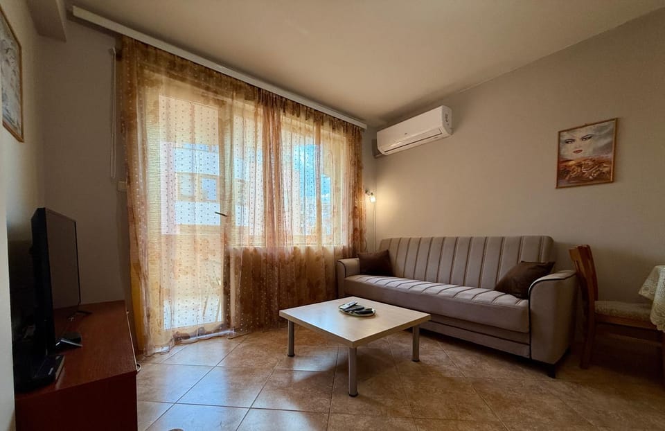 TV and multimedia, Living room, Seating area, air conditioner