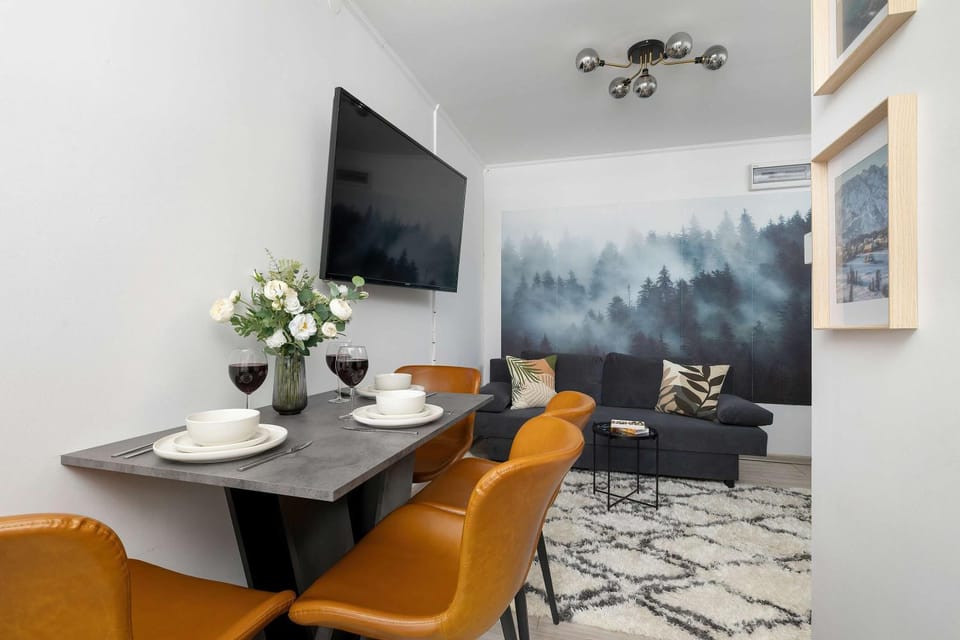 TV and multimedia, Living room, Decorative detail, Seating area, Dining area