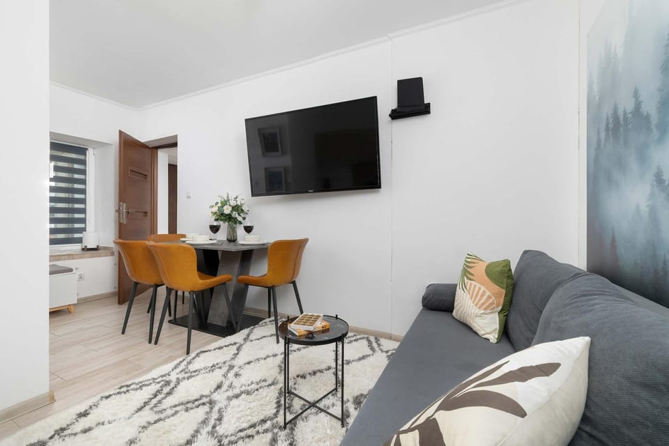TV and multimedia, Living room, Seating area, Dining area, Evening entertainment