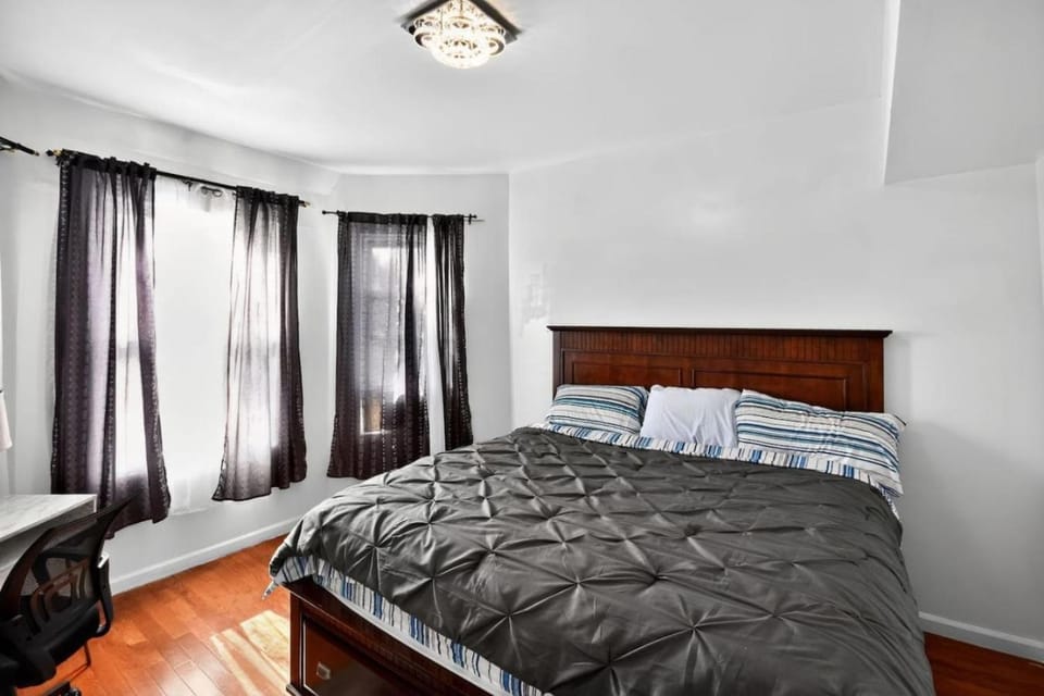 Massive 5 bedroom Close to NYC House in Irvington