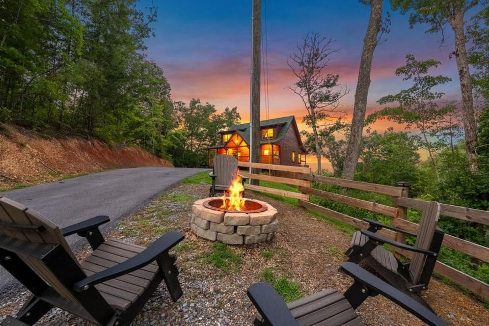 Hilltop Dreamin' Life's Better Up Here Chalet in Pigeon Forge