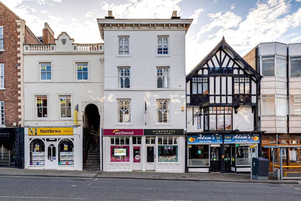 Characterful Loft on Historic Rows, Free Parking Apartment in Chester