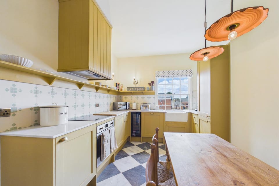 Characterful Loft on Historic Rows, Free Parking Apartment in Chester