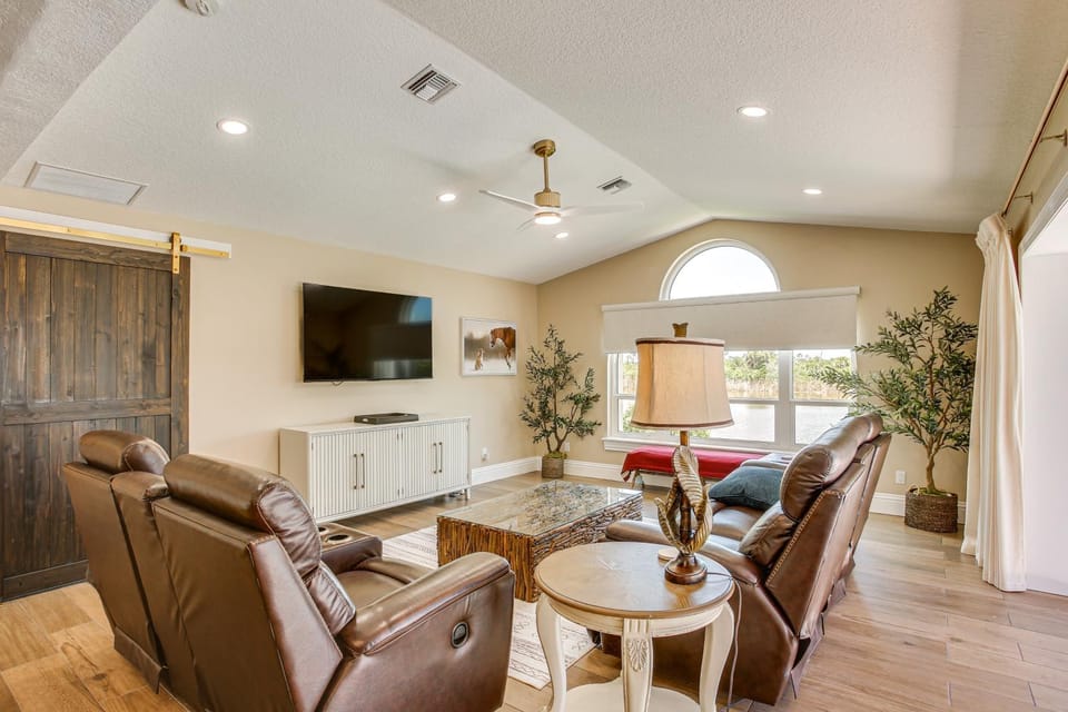 Boat Dock & Outdoor Kitchen! Port Charlotte Escape House in South Gulf Cove