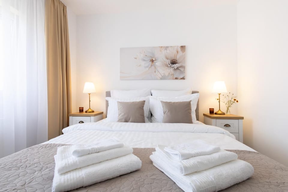 Bed, Photo of the whole room, Bedroom, towels