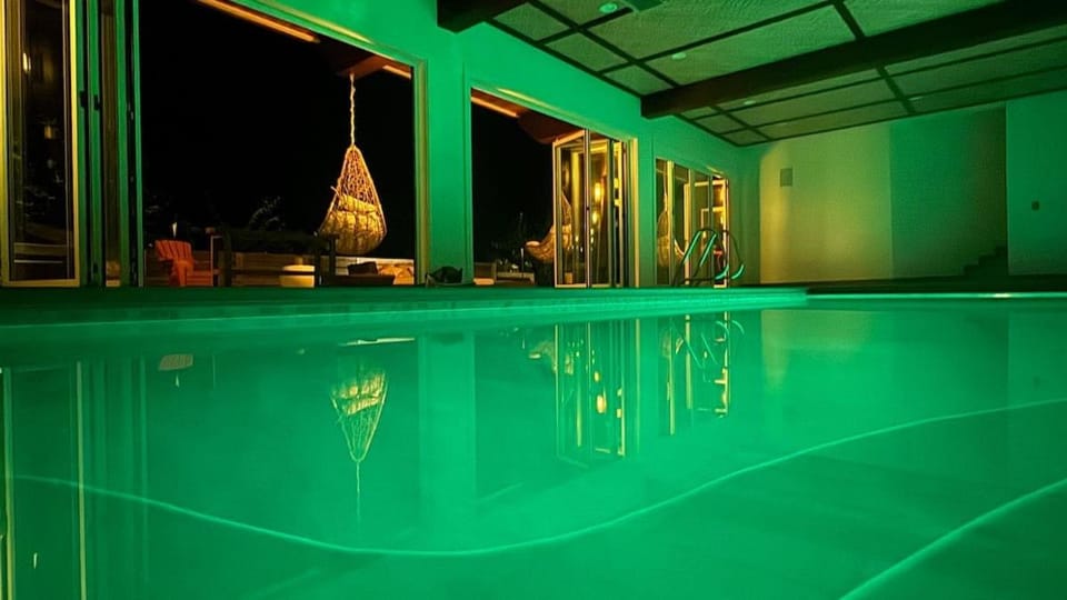 Private Oasis - Heated Indoor Pool - Sauna House in Edmonds