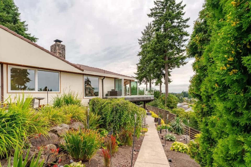 Private Oasis - Heated Indoor Pool - Sauna House in Edmonds