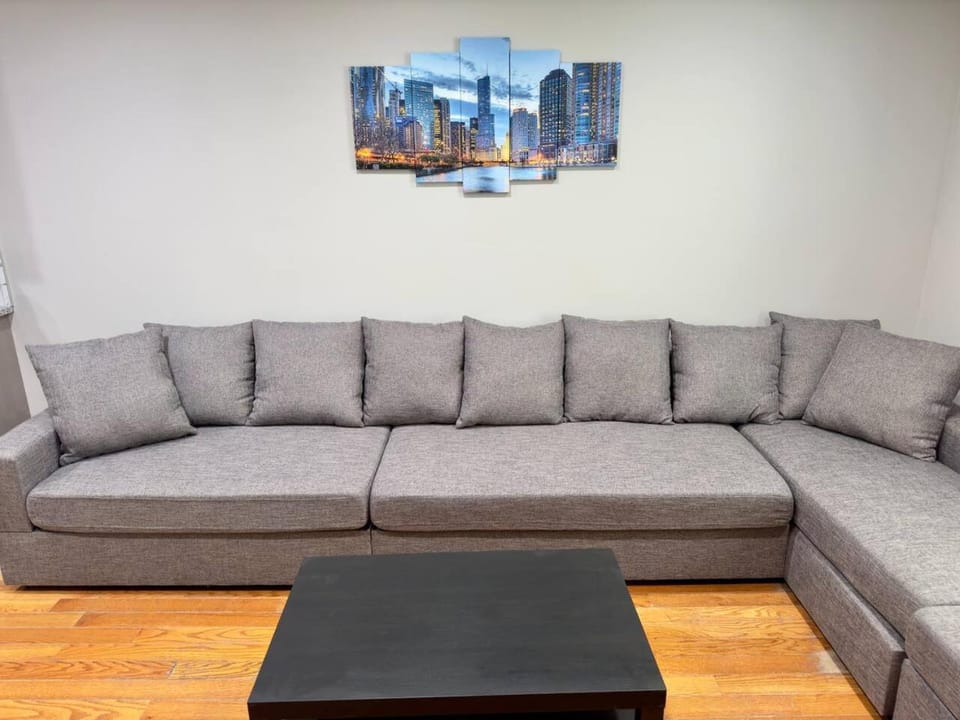 4BR Downtown Retreat Free Street Parking Apartment in Chicago
