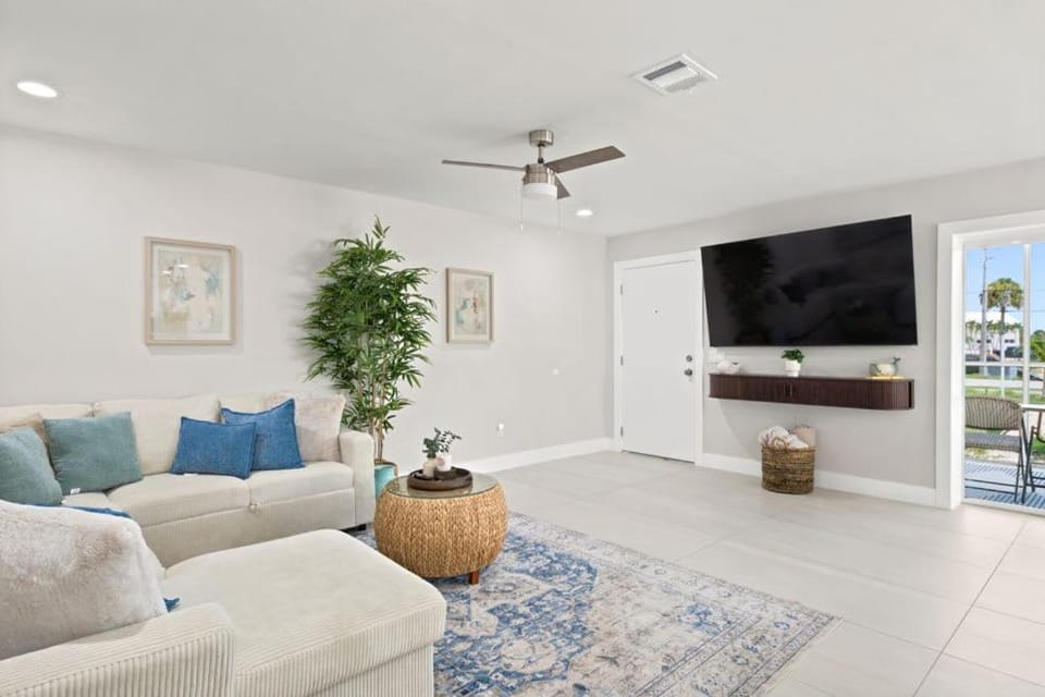 Sanibel Arms C1 - Gulf access and steps to the beach Apartment in Sanibel Island