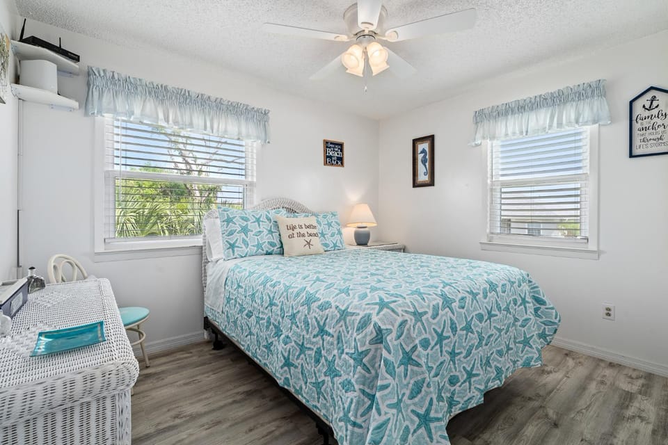Beach Chic Beach Home Bikes, Beach Gear,Pet-Friendly & Minutes to the Ocean House in Palm Coast