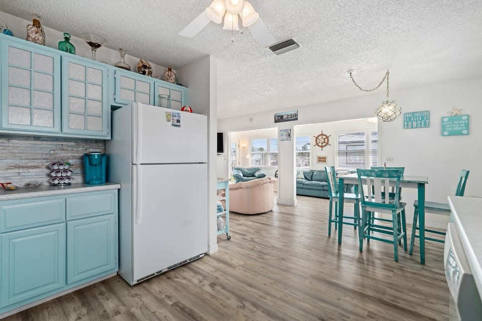Beach Chic Beach Home Bikes, Beach Gear,Pet-Friendly & Minutes to the Ocean House in Palm Coast