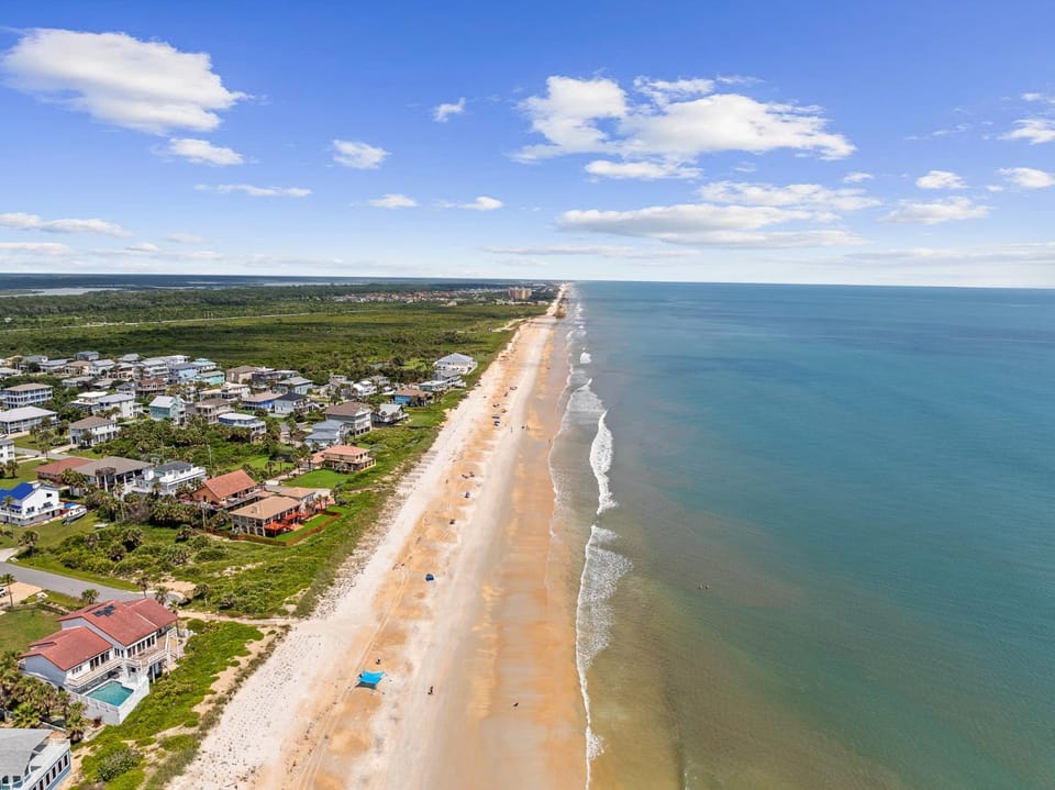 Beach Chic Beach Home Bikes, Beach Gear,Pet-Friendly & Minutes to the Ocean House in Palm Coast