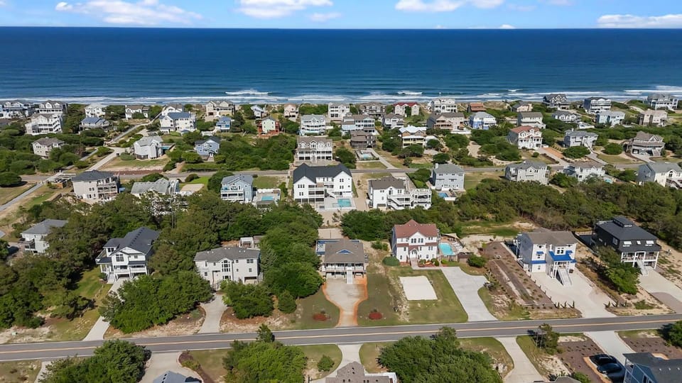 Whalehead Retreat with Pool Hot Tub 5min to Beach House in Corolla