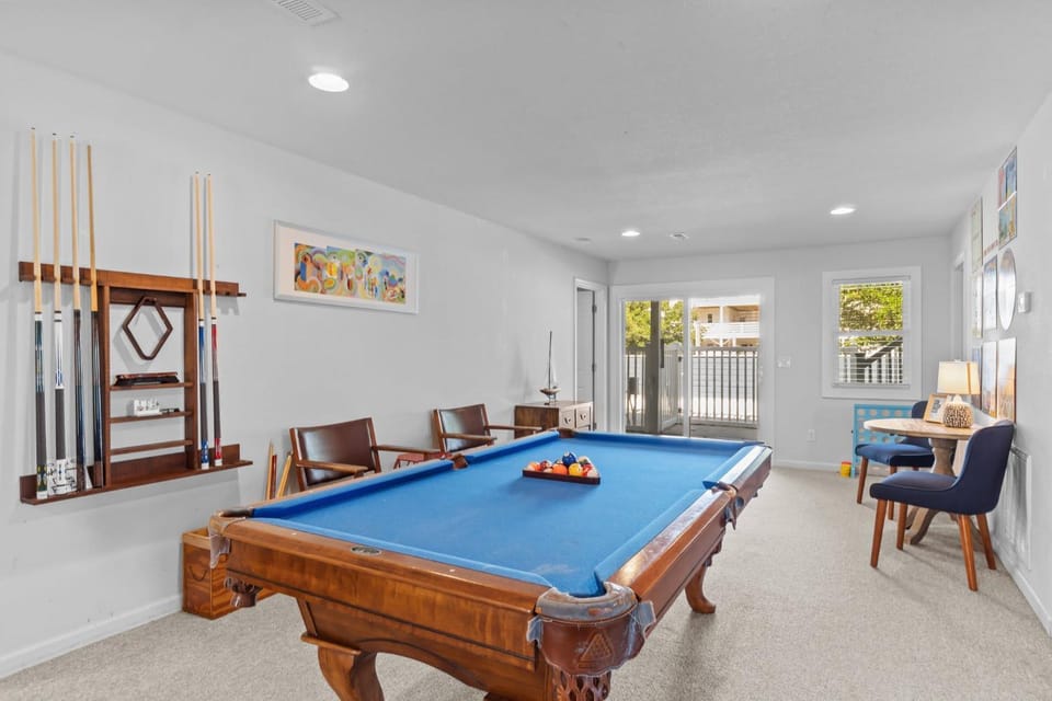 Whalehead Retreat with Pool Hot Tub 5min to Beach House in Corolla