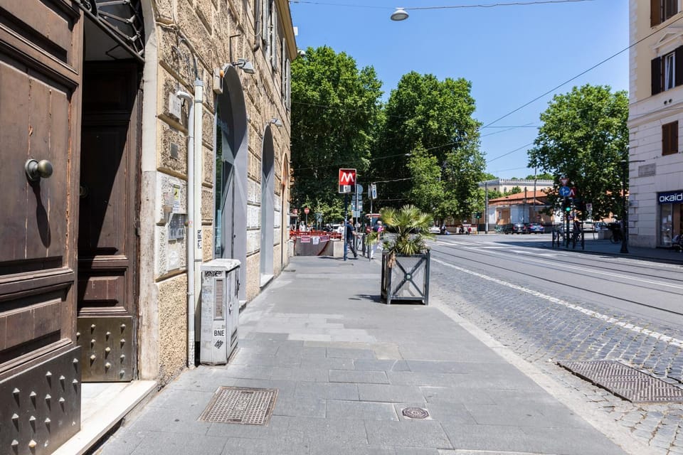 Facade/entrance, Neighbourhood