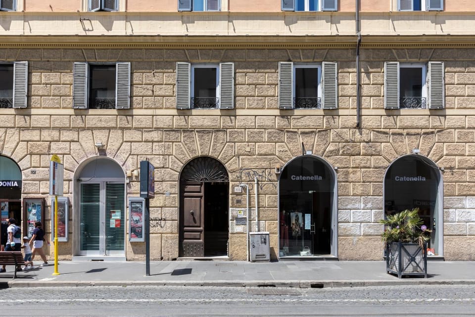 Facade/entrance, Neighbourhood