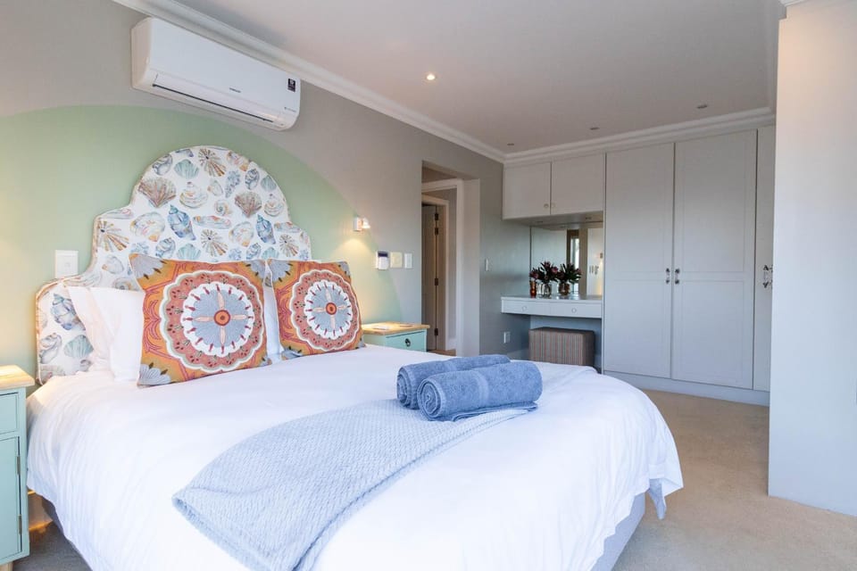 Bed, Photo of the whole room, Bedroom, towels, wardrobe, air conditioner