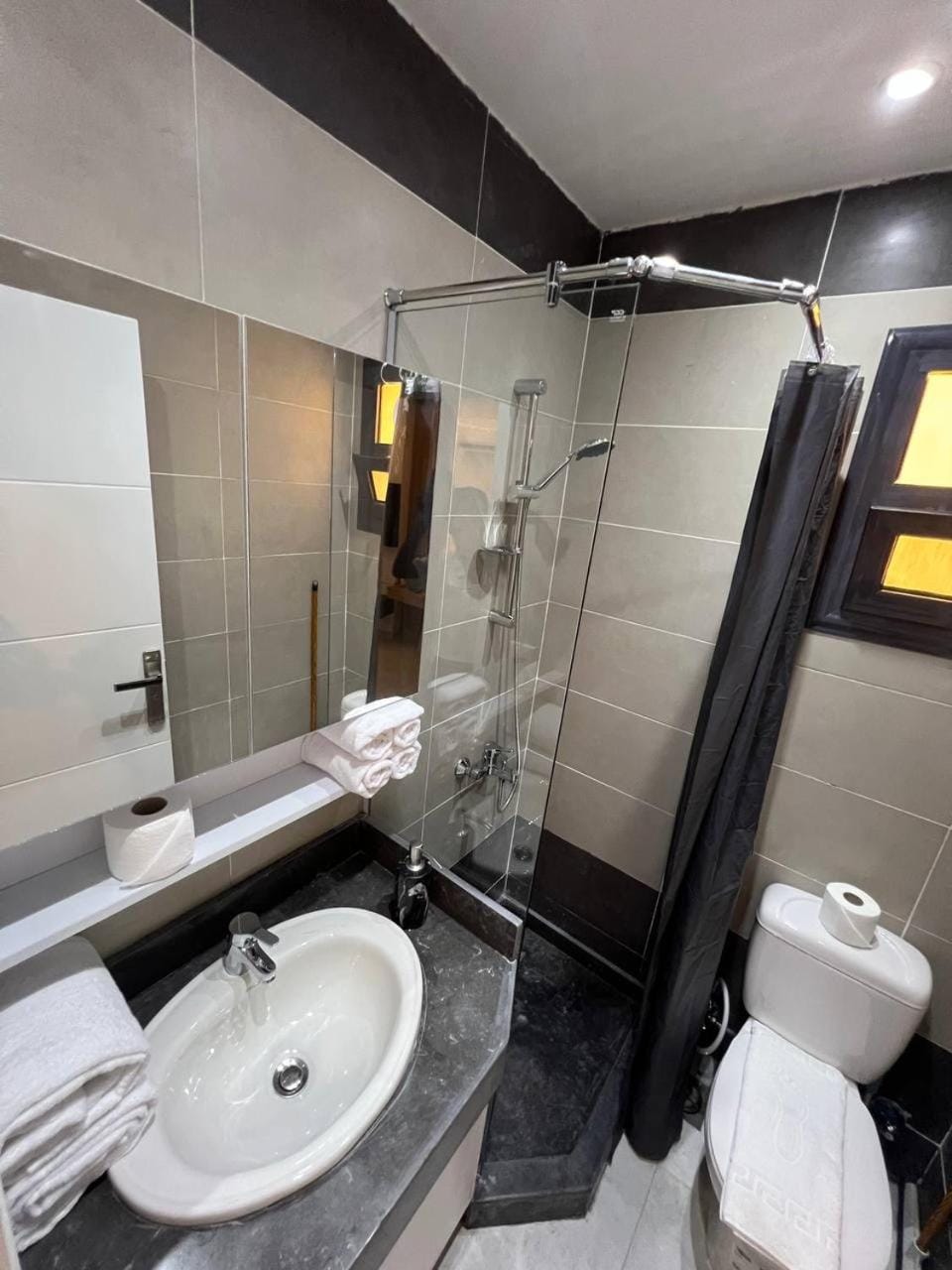 Shower, Toilet, towels