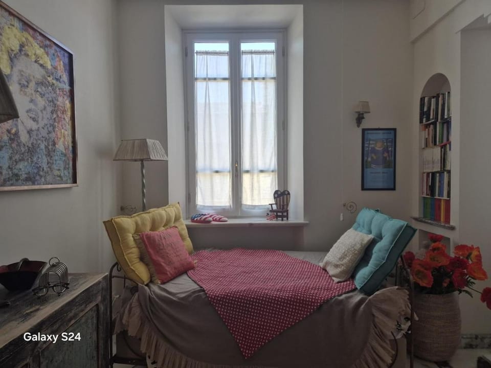 Bed, Living room