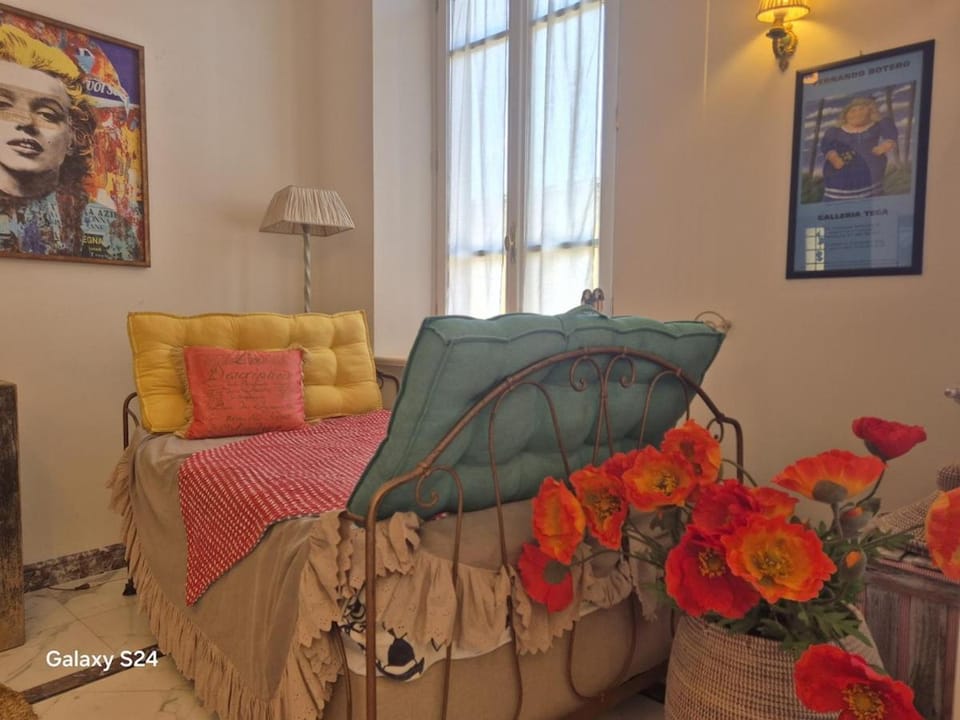 Bed, Living room