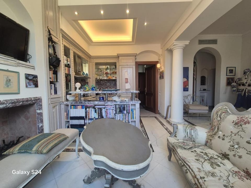 TV and multimedia, Kitchen or kitchenette, Living room, Seating area, Dining area